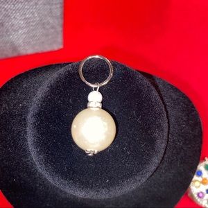 Unique pearl/rhinestone/silver pendant